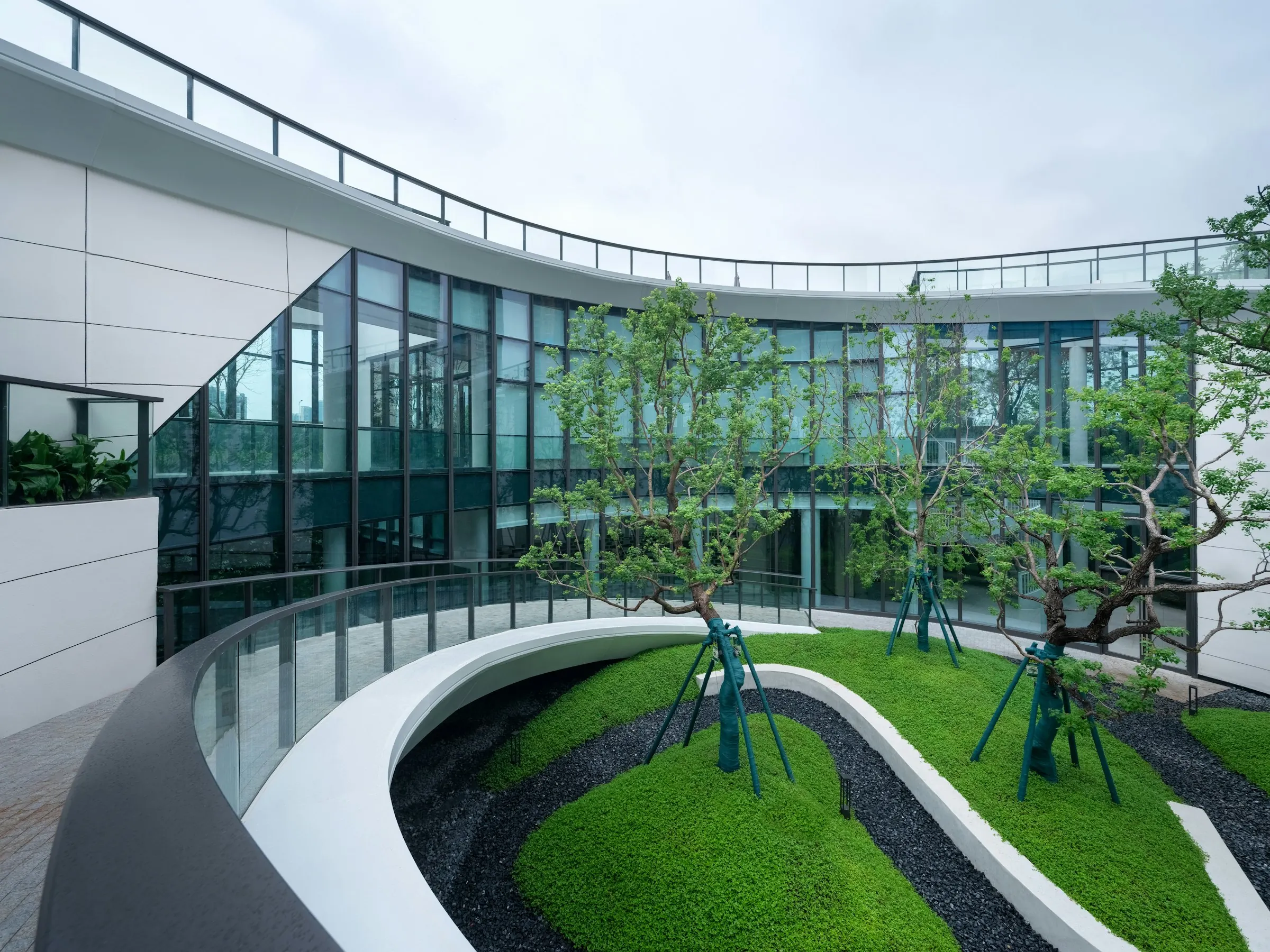 Moderne Architektur mit filigranen Metallgeländern und großflächiger Glasfassade