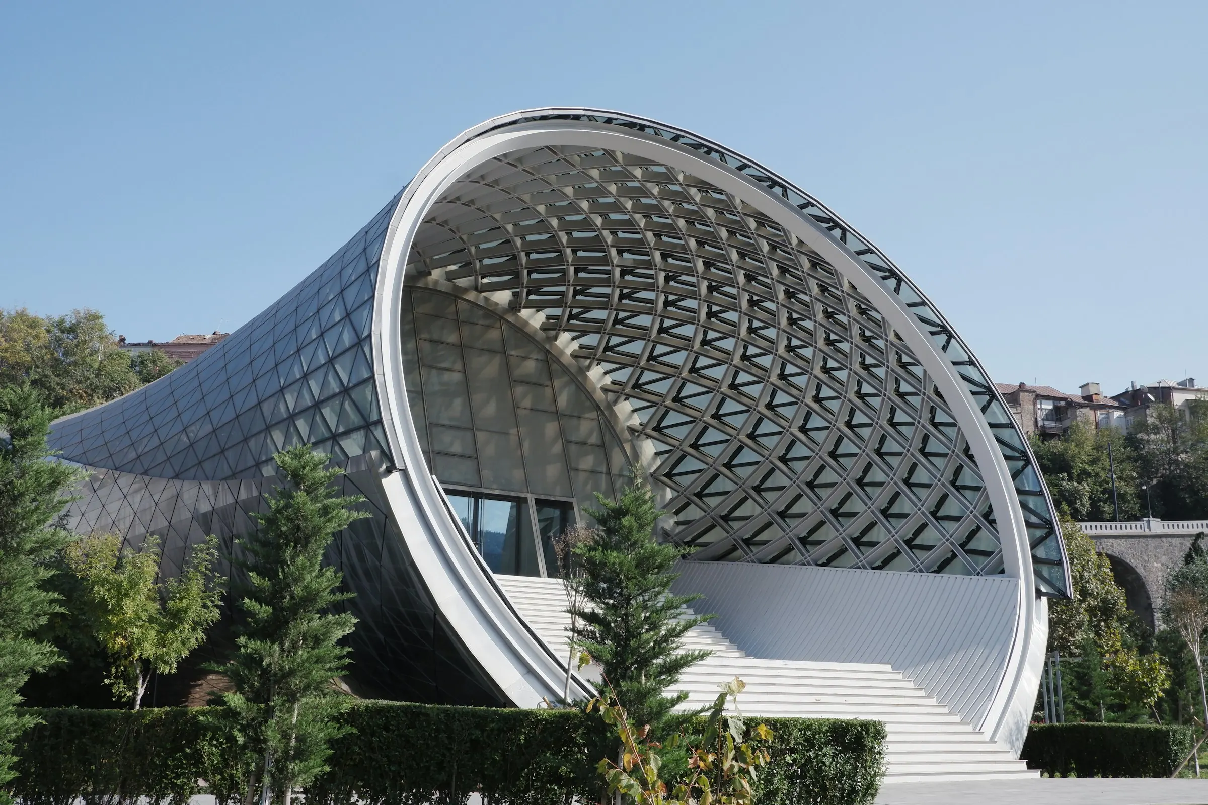 Moderne geschwungene Architektur aus Stahl und Glas