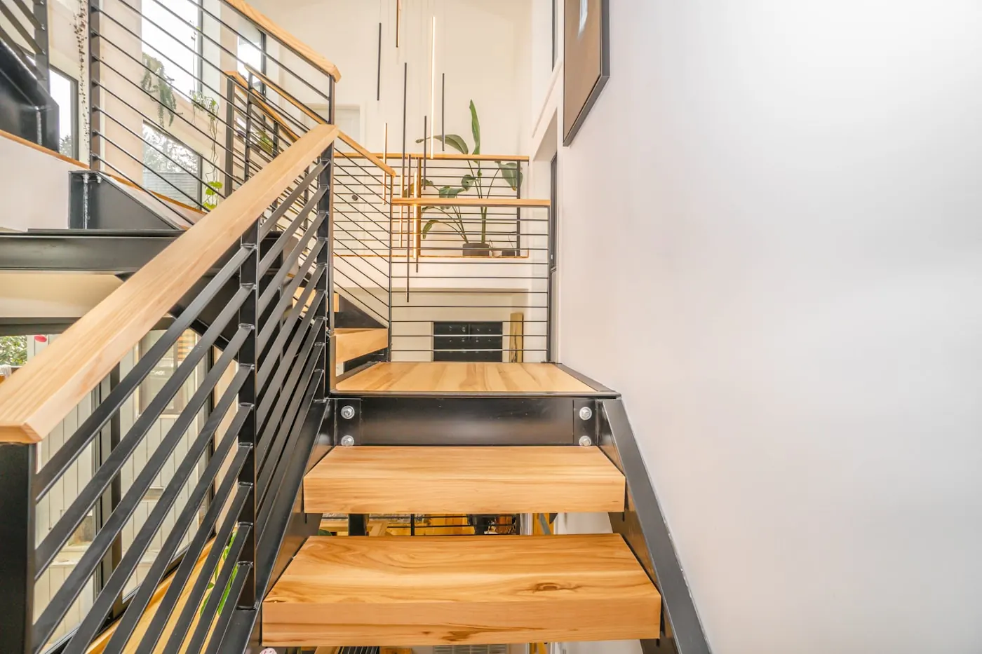 Moderne Stahltreppe mit Holzstufen und Metallgeländer