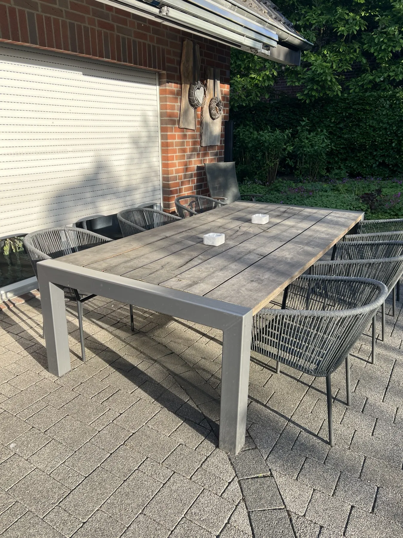 Maßgefertigter Gartentisch mit Stahlrahmen und Holzauflage